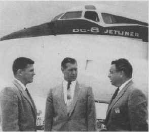 William Magruder a la izquierda, antes del primer vuelo del DC-8 (foto vía)